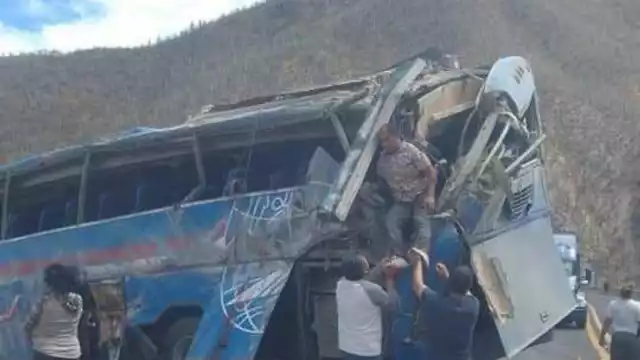 15 muertos y 30 heridos tras volcadura de autobús en Puebla
