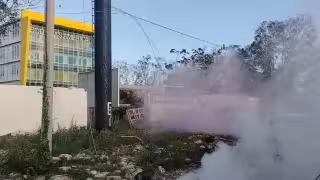 Conductor de camión derriba cables de la CFE sobre bulevar Colosio de Cancún y se da a la fuga