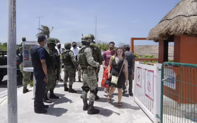 El Batallón de Seguridad Turística en Cancún montó un operativo, en el que localizaron las motos acuáticas de los pistoleros