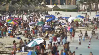 Ni el COVID-19 detuvo a las personas para ir a las playas de Cancún