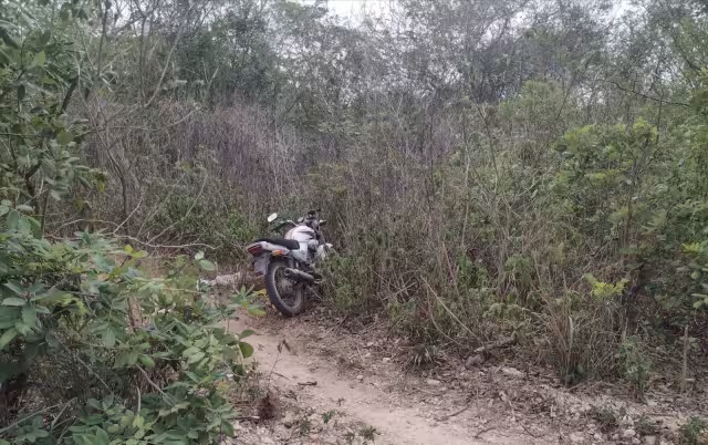 La motocicleta robada en Buctzotz fue hallada en una brecha y entre la maleza, hasta donde lelgó su dueña para reconocerla