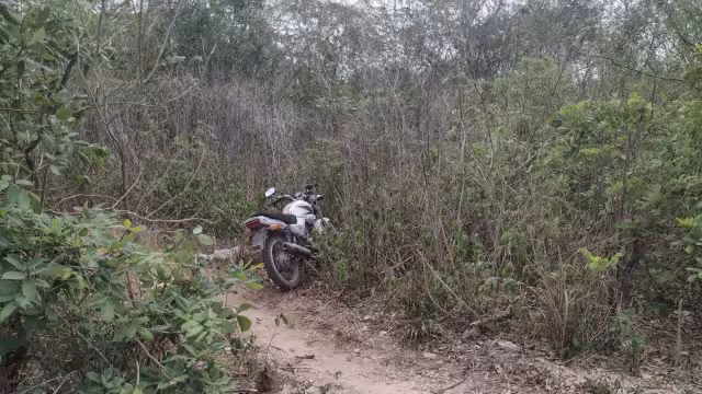 La motocicleta robada en Buctzotz fue hallada en una brecha y entre la maleza, hasta donde lelgó su dueña para reconocerla
