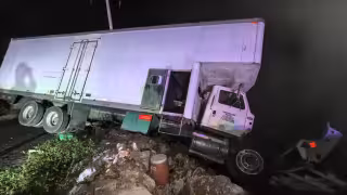 Tortón estuvo a punto de caer al mar tras choque en la Costera del Golfo en Ciudad del Carmen