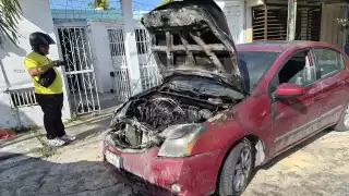 Vehículo en llamas moviliza a cuerpos de emergencia en Puente la Unidad