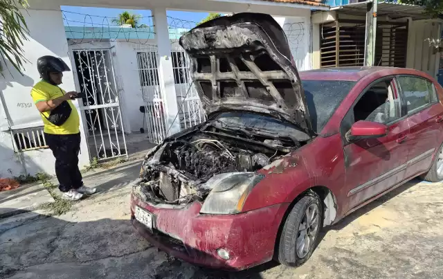 Cortocircuito habría provocado incendio de automóvil en Champotón