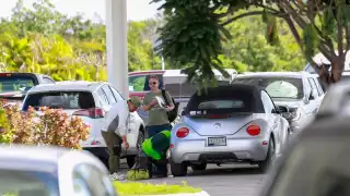 Hombres aprovechan las largas estadías de los acompañantes en el estacionamiento para ofrecerles su trabajo.