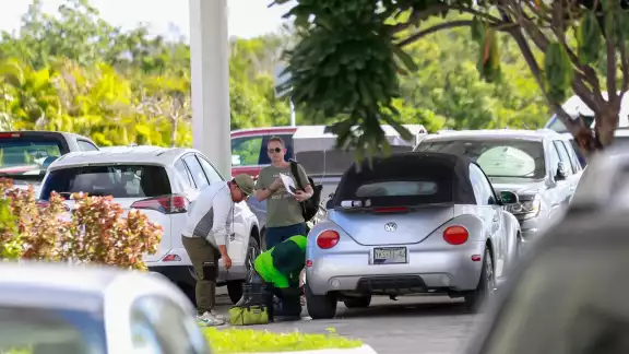 Hombres aprovechan las largas estadías de los acompañantes en el estacionamiento para ofrecerles su trabajo. Hombres aprovechan las largas estadías de los acompañantes en el estacionamiento para ofrecerles su trabajo.