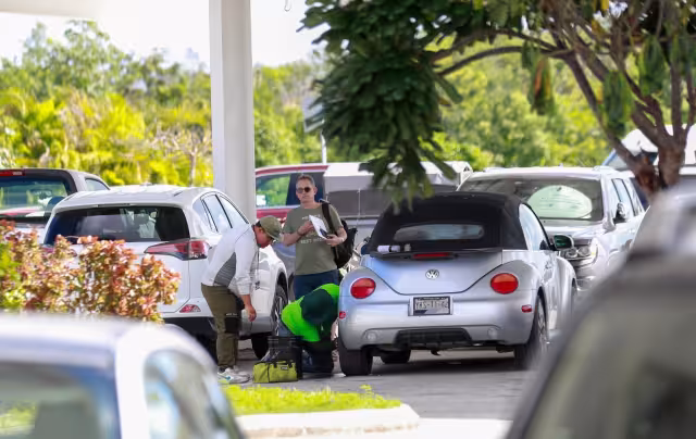Hombres aprovechan las largas estadías de los acompañantes en el estacionamiento para ofrecerles su trabajo.