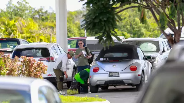 Hombres aprovechan las largas estadías de los acompañantes en el estacionamiento para ofrecerles su trabajo.