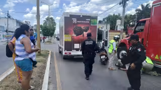 Accidente entre moto Italika y camioneta de galletas en Campeche