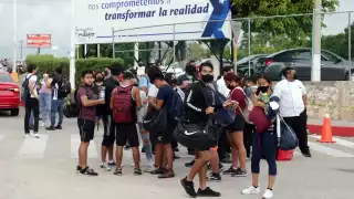 Aunque el Gobierno de Quintana Roo eliminó la obligatoriedad del cubrebocas en espacios abiertos, las instituciones educativas del nivel medio superior y superior buscan proteger a sus alumnos