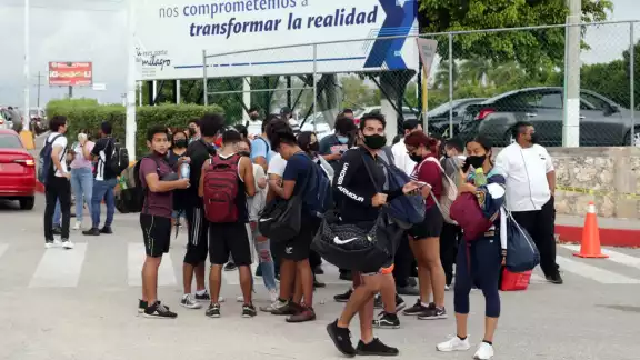 Aunque el Gobierno de Quintana Roo eliminó la obligatoriedad del cubrebocas en espacios abiertos, las instituciones educativas del nivel medio superior y superior buscan proteger a sus alumnos Aunque el Gobierno de Quintana Roo eliminó la obligatoriedad del cubrebocas en espacios abiertos, las instituciones educativas del nivel medio superior y superior buscan proteger a sus alumnos