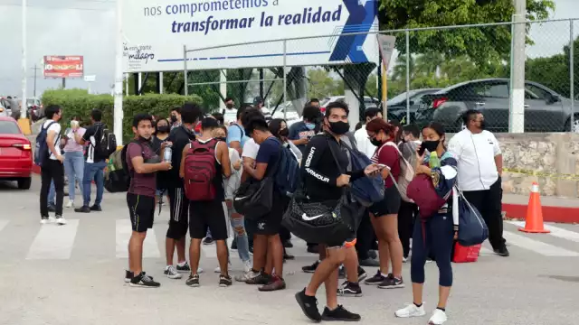 Aunque el Gobierno de Quintana Roo eliminó la obligatoriedad del cubrebocas en espacios abiertos, las instituciones educativas del nivel medio superior y superior buscan proteger a sus alumnos