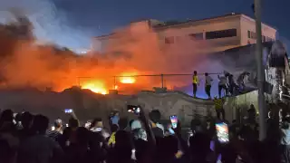 En varios vídeos subidos a las redes sociales se ven escenas de caos y enormes espirales de humo negro salir del hospital