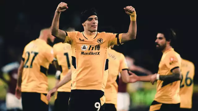 El delantero azteca derribó a uno de los conjuntos más en forma de la Premier League con un gran tanto en la segunda parte. Foto: Twitter @WolvesEspanol