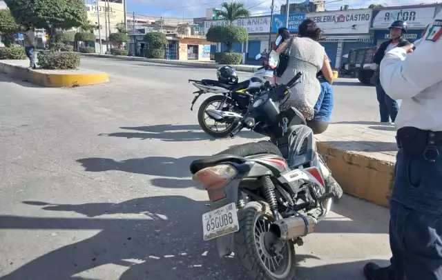 Accidente entre motocicletas deja una mujer lesionada en Justo Sierra Méndez