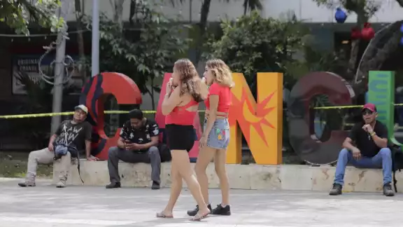 Una dama mostró valentía al dar a conocer lo que sufrió en la avenida Tulum, utilizando un video compartido en redes sociales. El agresor fue detenido.