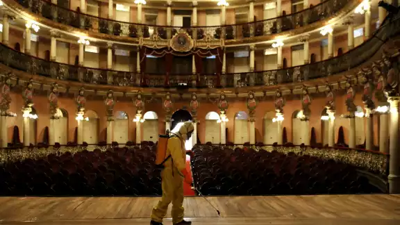Un hombre desinfecta el Teatro Amazonas en Brasil para prevenir contagios de COVID-19 (Reuters) Un hombre desinfecta el Teatro Amazonas en Brasil para prevenir contagios de COVID-19 (Reuters)