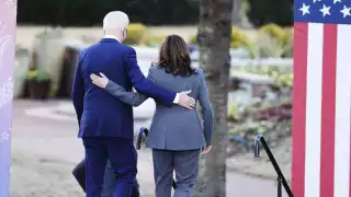 Joe Biden y Kamala Harris caminan abrazados, Foto: EFE/Erik S. Lesser