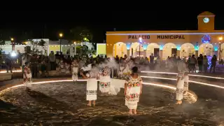 La velada artística comenzó en el anfiteatro del centro de la localidad, con una ceremonia de agradecimiento de divisiones y cosechas de la Xunaan Kab