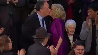 Beso entre Jill Biden y Doug Emhoff