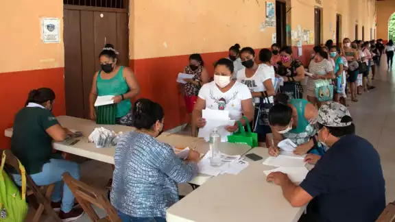 Uno de los requisitos para recibir el beneficio en Chumayel era presentar la boleta de calificaciones Uno de los requisitos para recibir el beneficio en Chumayel era presentar la boleta de calificaciones