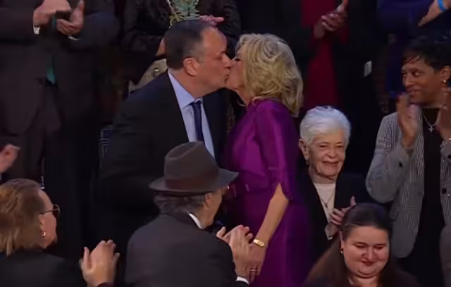 Beso entre Jill Biden y Doug Emhoff