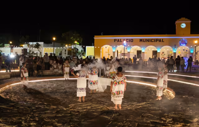 La velada artística comenzó en el anfiteatro del centro de la localidad, con una ceremonia de agradecimiento de divisiones y cosechas de la Xunaan Kab