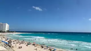 Los guardavidas alertan a los bañistas sobre las corrientes de agua y oleaje fuerte en Playa Fórum de Cancún