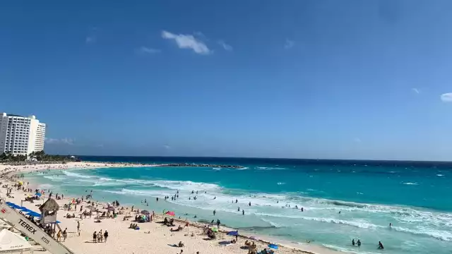 Los guardavidas alertan a los bañistas sobre las corrientes de agua y oleaje fuerte en Playa Fórum de Cancún