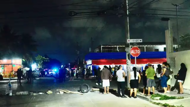 Vecinos de la Región 229 en Cancún, bloquean la avenida Niños Héroes
