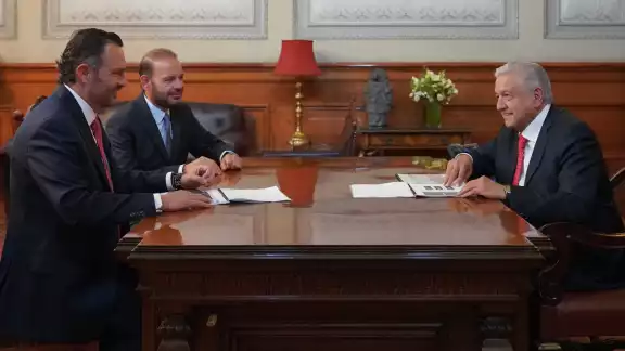 En sus redes sociales, AMLO publicó una fotografía junto a los funcionarios estatales, en Palacio Nacional