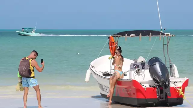 Lancheros ofrecen sus excursiones a través de las redes sociales o directamente en el muelle, cuando llegan los turistas