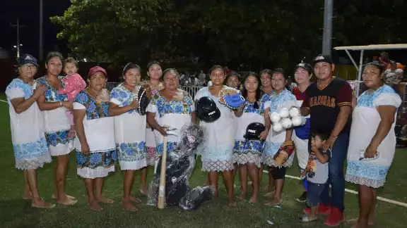 Las Amazonas de Yaxunah en Chekubul Las Amazonas de Yaxunah en Chekubul
