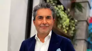 Raúl Araiza protagoniza abrazo incomodo con Tania Rincón