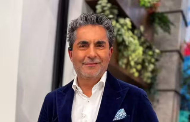 Raúl Araiza protagoniza abrazo incomodo con Tania Rincón