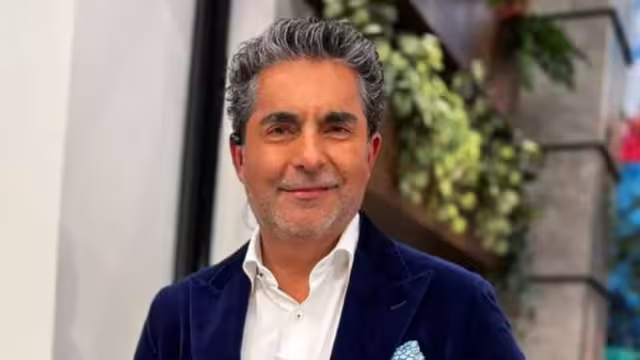 Raúl Araiza protagoniza abrazo incomodo con Tania Rincón