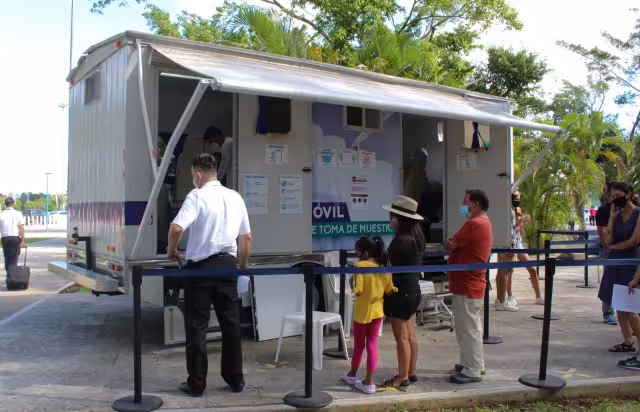 Los turistas están contentos por los módulos en el centro aeroportuario