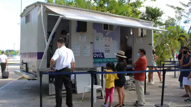 Los turistas están contentos por los módulos en el centro aeroportuario