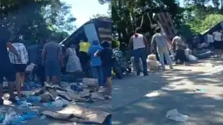 El tráiler quedó sobre la carretera, mientras un grupo de personas se apoderaba de la mercancía