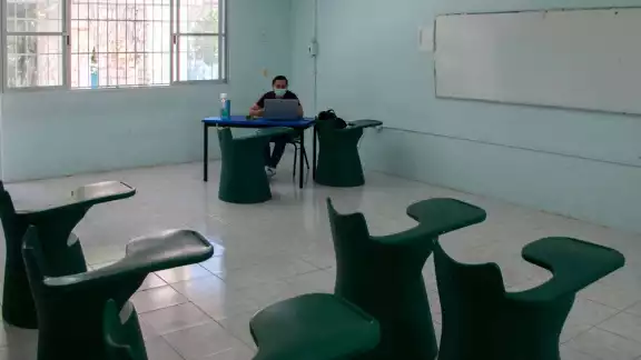 La directora de la escuela secundaria “Juan José Hoil” señaló que con el modelo híbrido, los estudiantes ya se estaban acostumbrando a acudir a tomar clases La directora de la escuela secundaria “Juan José Hoil” señaló que con el modelo híbrido, los estudiantes ya se estaban acostumbrando a acudir a tomar clases