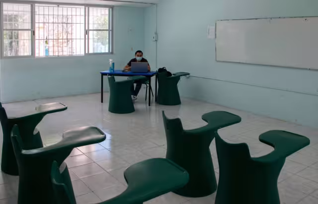 La directora de la escuela secundaria “Juan José Hoil” señaló que con el modelo híbrido, los estudiantes ya se estaban acostumbrando a acudir a tomar clases