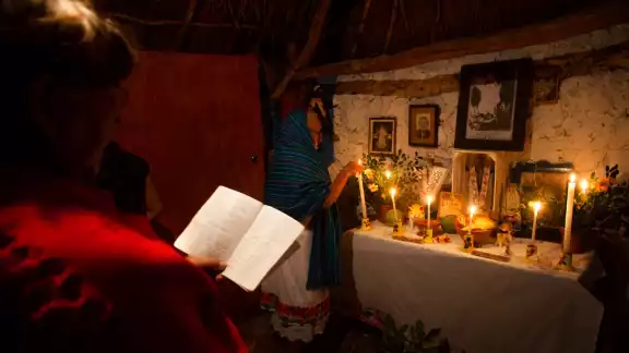 Las abuelitas señalan que la ofrenda se coloca en una mesa, pues el altar es sitio donde conviven las ánimas. Las abuelitas señalan que la ofrenda se coloca en una mesa, pues el altar es sitio donde conviven las ánimas.