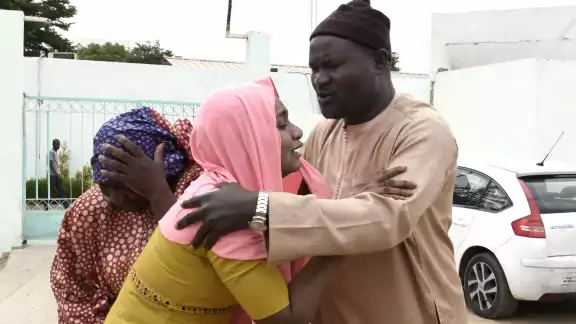 Familiares de las víctimas del incendio en hospital de Senegal. Foto: AFP Familiares de las víctimas del incendio en hospital de Senegal. Foto: AFP