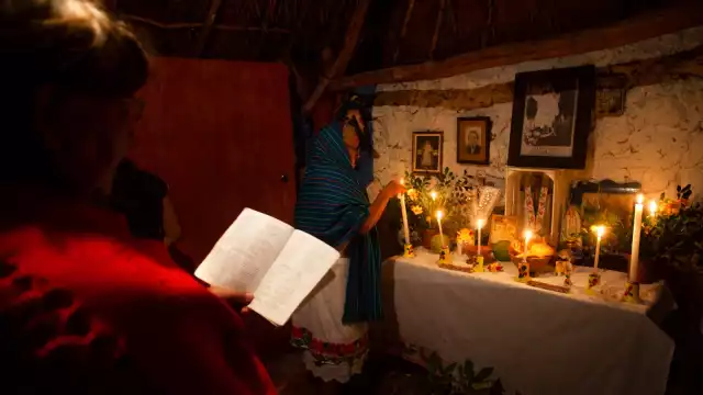 Las abuelitas señalan que la ofrenda se coloca en una mesa, pues el altar es sitio donde conviven las ánimas.