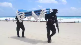 En la zona de playas de Cancún, no se permite que haya renta de camastros, así como exceder el límite de playa permitido a negocios para estas actividades