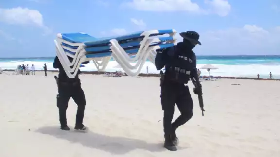 En la zona de playas de Cancún, no se permite que haya renta de camastros, así como exceder el límite de playa permitido a negocios para estas actividades En la zona de playas de Cancún, no se permite que haya renta de camastros, así como exceder el límite de playa permitido a negocios para estas actividades