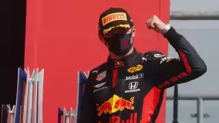 Verstappen se viste de estratega para derrotar a Mercedes (Reuters)