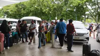 Las camionetas de transporte turístico bloquean los pasos peatonales.