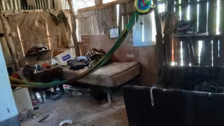 Delincuentes sustraen herramientas y ropa de taller en Escárcega